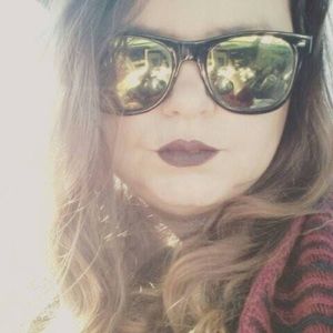 Meet your Posher, Mona